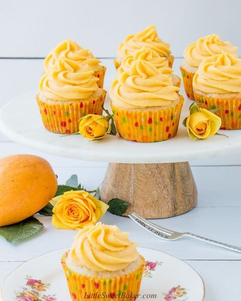 These tropical mango vanilla cupcakes are moist, buttery, and have a hint of coconut. The buttercream tastes fresh, sweet, and is bursting with mango flavor. #mangocupcakes #mangobuttercrream #vanillacupcakes Tropical Birthday Cupcakes, Tropical Cake Flavors, Liquor Cupcakes, Hawaiian Cupcakes, Gourmet Cupcake Recipes, Mango Cupcakes, Tropical Cupcakes, Amazing Cupcakes, Fruit Cupcakes