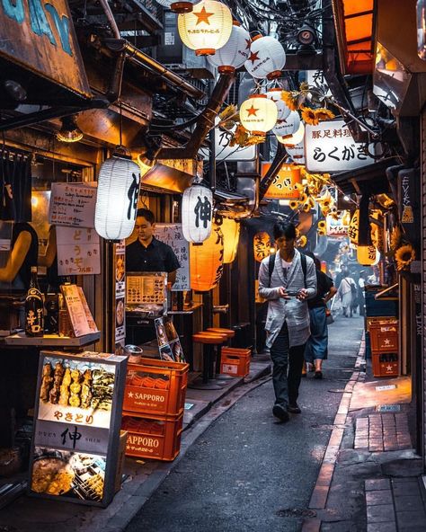 Cool Tomboy, Photos Of Japan, Japan Street Food, Tokyo Photography, Shinjuku Tokyo, Tokyo Restaurant, Girl Cool, Japan Guide, Visit Tokyo