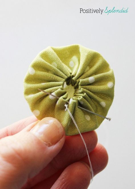 Fabric yo-yo's are a great way to use fabric scraps! Free templates with tutorial at Positively Splendid. Use Fabric Scraps, Sewing Patterns Free Bag, Yo Yo Quilt, Folding Origami, Sew Ins, Trendy Sewing, Costura Diy, Yo-yos, Diy And Crafts Sewing