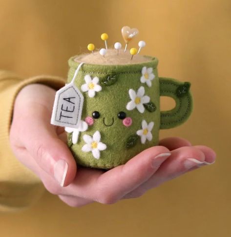 Cute Pincushions, Pin Cushion Ideas Diy, How To Make Pin Cushions, Pin Cushion Ideas, Pin Cushion Diy, Teacup Pincushion, Diy Pin Cushion, Tovad Ull, Felt Pincushions