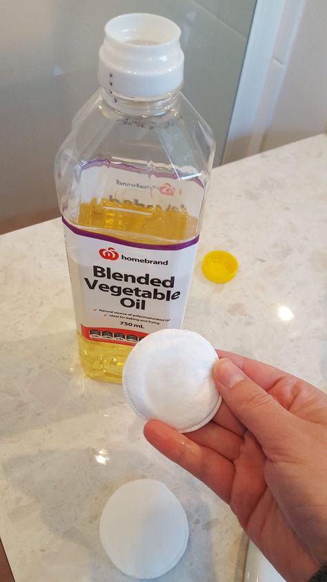 Quick & Easy Cleaning Hack: Glass Shower Door - DIY Thought Stubborn Soap Scum On Shower Doors, Diy Soap Scum Remover Clean Shower Doors, Diy Glass Shower Door Update, Clean Soap Scum From Glass Shower Door, Soap Scum Remover Diy Glass Shower Doors, Cleaning Glass Shower Doors, Glass Shower Door Cleaner, Diy Shower Door, Shower Door Cleaner