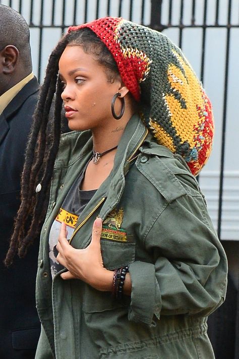 Rih's Lush Locs Rihanna Faux Locs, Rihanna Dreads, Rihanna Dreadlocks, Looks Rihanna, Rihanna Outfits, Rihanna Looks, Rihanna Riri, Faux Locs Hairstyles, Rihanna Style