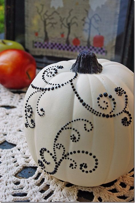 34 Pumpkin Decorations For Fall - Blinged Out Pumpkin - Easy DIY Pumpkin Decor Ideas for Home, Yard, Outdoors - Cool Pumpkin Decorating Ideas for Adults and Kids Party, Creative Crafts With Paint, Glitter and No Carve Projects for Halloween http://diyjoy.com/pumpkin-decorations-fall Pretty Pumpkins Decorating, Dotted Pumpkins, Succulent Crafts, Pumkin Carving, No Carve Pumpkin Decorating, Pumpkin Painting Ideas, Pretty Pumpkins, Glass Creations, Zucca Halloween