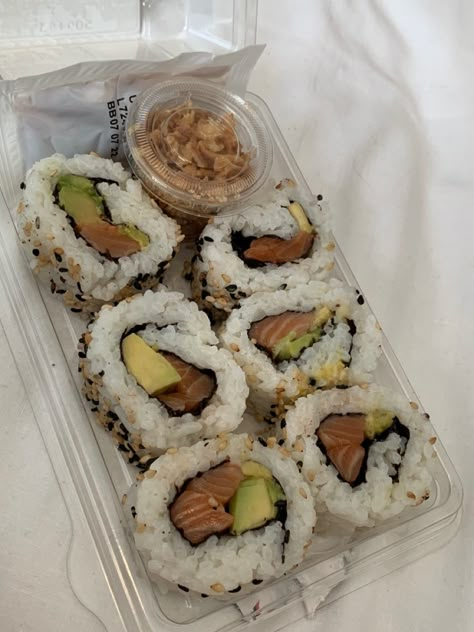 Sushi Salmon, Sushi Sushi, Salmon Sushi, Food L, Food Obsession, Pretty Food, Food Cravings, Aesthetic Food, Food Dishes