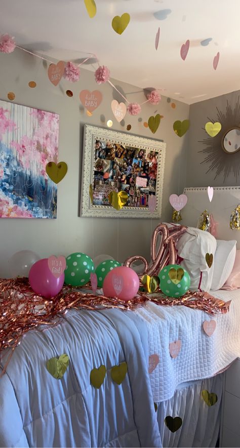 Big Little Bed Decorating, Big Little Room Decorations Sorority, Big Little Room Decorations, Big Little Bed Decorating Sorority, Sorority Activities, Sorority Baskets, Big Lil Gifts, Bday Surprise, Sorority Room