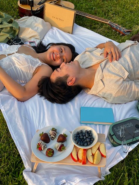 Couple Picnic, Picnic Engagement Photos, Picnic Photo Shoot, Picnic Pictures, Veuve Cliquot, Picnic Photoshoot, Wedding Fotos, Picnic Engagement, Picnic Inspiration