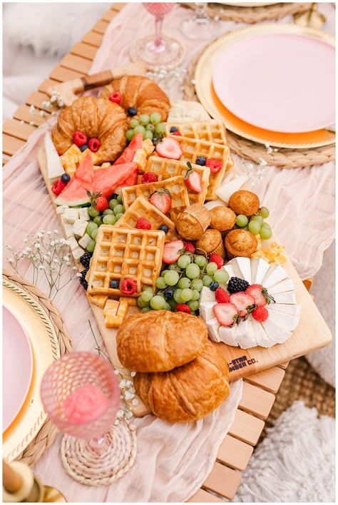 Bach Brunch Ideas, Bachelorette Catering, Bridal Shower Brunch Table Setting, Pink Themed Brunch, Girl Brunch Ideas, Pink Brunch Ideas, Pink Brunch Decor, Bachelorette Brunch Ideas, Bridesmaid Brunch Ideas