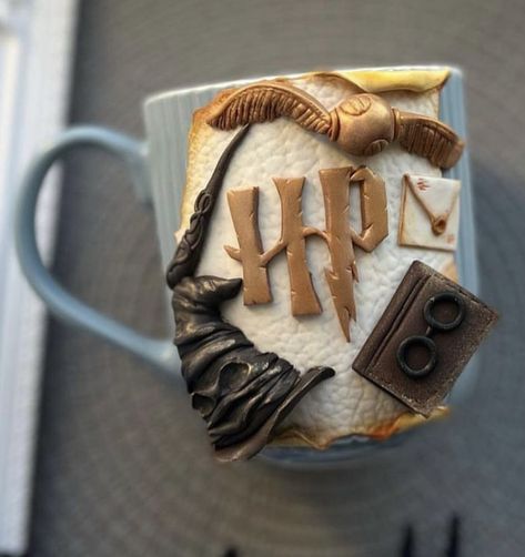 Harry Potter Mug Ideas, Polymer Clay Mug For Men, Polymer Clay Harry Potter Ideas, Harry Potter Handmade Gifts, Harry Potter Polymer Clay Mug, Harry Potter Ceramics Ideas, Polymer Clay Mug Ideas, Harry Potter Gifts Ideas, Harry Potter Ceramics