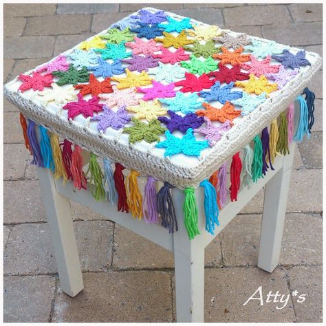 Crochet Flower Stool Cover – Atty*s. Beau Crochet, Diy Hanging Shelves, Crochet Patterns Free Beginner, Confection Au Crochet, Weaving Tutorial, Stool Covers, Beginner Crochet Projects, Crochet Diy, Baby Diy