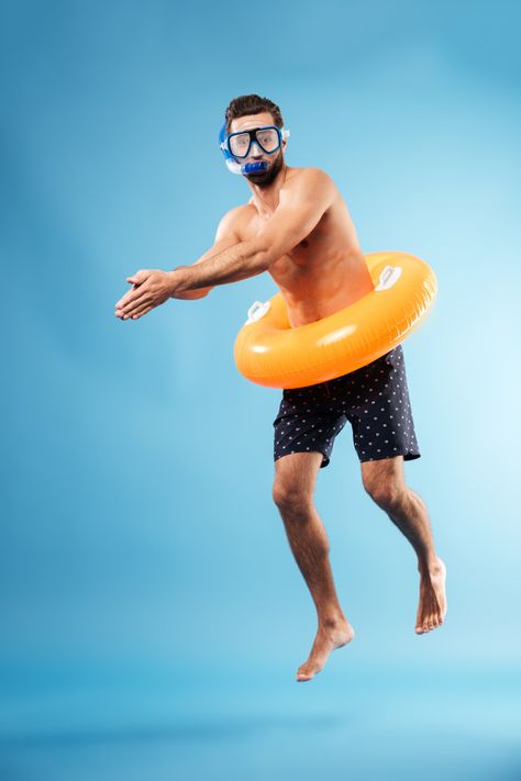 Man with swimming circle diving Free Photo Water Circle, Male Swimmers, Stingray Fish, Turtle Swimming, Shark Swimming, Green Sea Turtle, Diving Gear, Fish Swimming, Baby Swimming