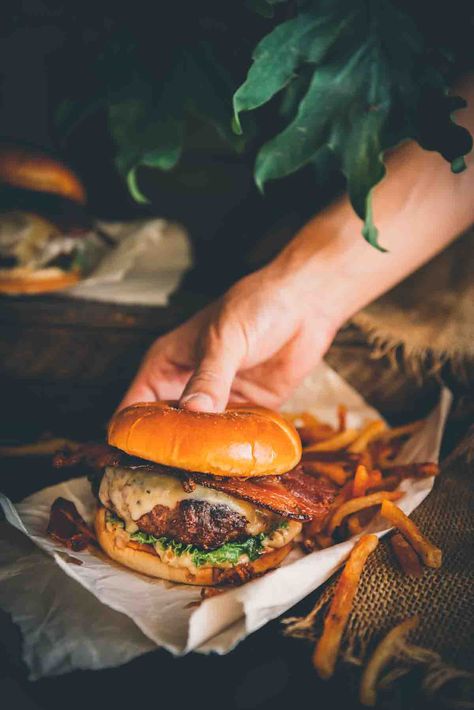 Juicy ground venison burgers! These delicious grilled venison burgers stay so juicy on the grill with easy tips! And are topped with umami aioli, crispy bacon and shallots for the best flavor! Deer Burger Recipes, Grilled Venison, Duck Fat Fries, Venison Burgers, Roasted Garlic Aioli, Butter Burgers, Burger Mix, Easy Burgers, Deer Recipes