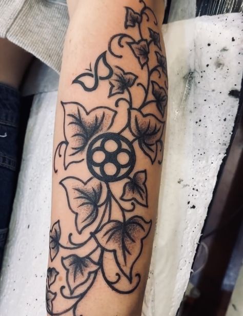 Large forearm tattoo of an ivy vine with the symbols of dyslexia and ADHD Dyslexic Symbol Tattoos, Tattoos For Dyslexic People, Dyslexic Tattoo Ideas, Large Forearm Tattoo, Dyslexic Tattoos, Ivy Vine Tattoo, Tattoo Black And White, Vine Tattoo, C Tattoo