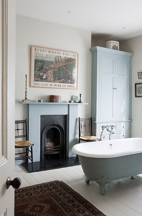 blue and white period bathroom with fireplace Bathroom Fireplace, Hal Decor, Decor Baie, Casa Vintage, Vintage Bathrooms, In The Corner, Small Bathroom Decor, Dream Bathroom, Bath Tub