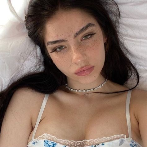 Greta Kazaren, Small Forehead, V Shape Face, Face Card, Instagram Girls, Oval Faces, Feminine Aesthetic, Instagram Foto, Photo Inspo