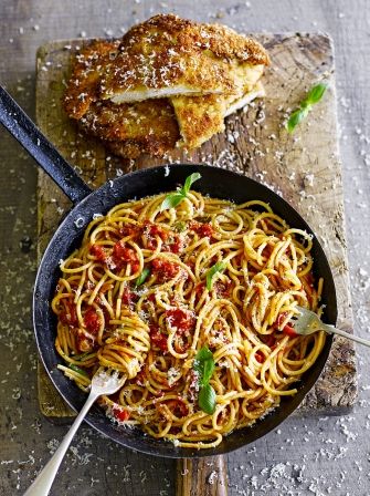 Chicken milanese with spaghetti Jamie Oliver Chicken, Milanese Recipe, Chicken Milanese, Jamie Oliver Recipes, Food Magazine, Jamie Oliver, Main Meals, Ketchup, Pasta Dishes