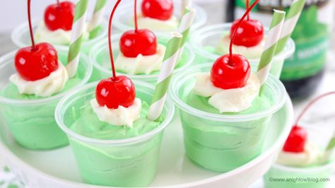 Adults Only: a delicious boozy treat for St. Patrick's Day, whip up these fun and festive Shamrock Shake Pudding Shots! Scooby Snack Shot, Pudding Shot Recipes, Jello Pudding Shots, Christmas Jello Shots, Alcoholic Desserts, Shamrock Shake, Jello Shot, Pudding Shots, Jello Shot Recipes