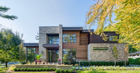 $6.2 million for a modern Oakville mini-mansion with a killer backyard pool Mansion Exterior, Outdoor Living Rooms, Modern Mansion, Mansions Homes, House System, Dream House Exterior, House Goals, Selling Real Estate, Backyard Pool