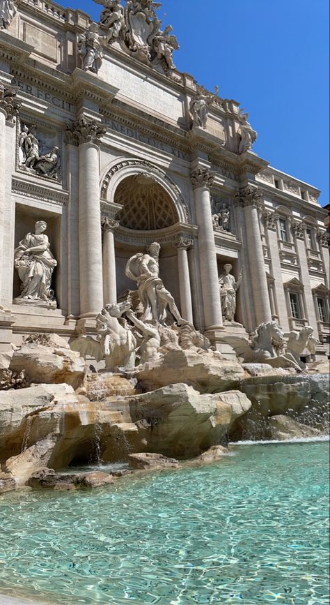 Rich Architecture, Trevi Fountain Pictures, Trip Moodboard, Italy Trevi Fountain, Rome Italy Aesthetic, Italia Aesthetic, Rome Fountain, Rome Trevi Fountain Aesthetic, Couple Trevi Fountain