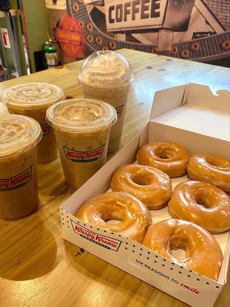 📍krispy kreme, alabangtown center, muntinlupa Doughnut Krispy Kreme, Sweet Food Pictures, Krispy Kreme Aesthetic, Krispy Kreme Donuts Recipe, Krispy Kreme Coffee, Krispy Kreme Donuts, America Food, Junk Food Snacks, Food Babe