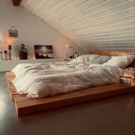 Du möchtest den Selfmade-Look in deinem Schlafzimmer, ohne Europaletten zu nutzen? Dann sieh dir dieses Holzbett an! #wggesucht #wggesuchtde #wg #diy #selfmade #selbstgemacht #doityourself #holz #wooden #bedroom #bett #schlafzimmer #europaletten #holzscheit Loft Diy, Vintage Loft, Loft Interior Design, Loft Interior, Wooden Bedroom, Room Goals, Room Inspo, Vintage Stil, Loft