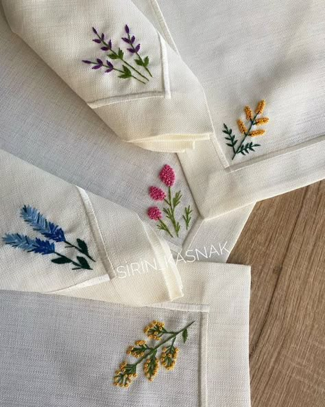 Embroidery Kitchen Towels, Handkerchief Embroidery, Towel Embroidery Designs, Embroidery Napkins, Embroidered Hankies, Crochet Bedspread Pattern, Diy Embroidery Designs, Towel Embroidery, Hand Embroidery Patterns Flowers