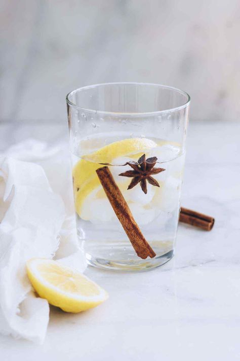 Iced Lemon and Cinnamon Water Recipe for Weight Loss - Healthy Substitute Cinnamon Water Recipe, Lemon Ginger Water, Cinnamon Water, Water Health Benefits, Hot Lemon Water, Fat Burning Juice, Water Challenge, Drinking Hot Water, Drinking Lemon Water