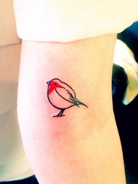 40 Tiny Bird Tattoo Ideas To Admire - Bored Art Robin Tattoo Ideas, Red Bird Tattoo, Robin Bird Tattoos, Simple Bird Tattoo, Bird Tattoos Arm, Robin Tattoo, Small Bird Tattoos, Little Bird Tattoos, Red Bird Tattoos