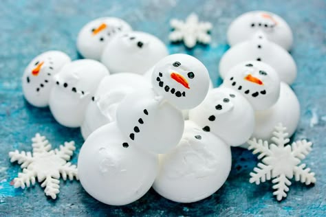 Snowman Meringue Cookies, Snowman Meringue, Christmas Meringue Ideas, Meringue Snowman, Christmas Deserts Ideas, Christmas Meringue Cookies, Christmas Meringue, Meringue Ideas, Meringues Recipe