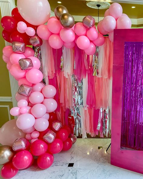 Fringe Backdrop Photoshoot, Barbie Party Ideas Birthdays, Tablecloth Backdrop Diy, Fringe Backdrop With Balloons, Foil Fringe Backdrop Ideas, Foil Curtain Backdrop Ideas, Fringe Backdrop Ideas, Barbie Party Outfit Ideas, Christmas Pink Aesthetic