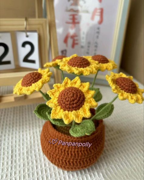 IG: panpanpolly Sunflower Pot, Flower Crochet, Crochet Flower, Crochet Flowers, Flowers Bouquet, Sunflower, Projects To Try, Amigurumi, Crochet