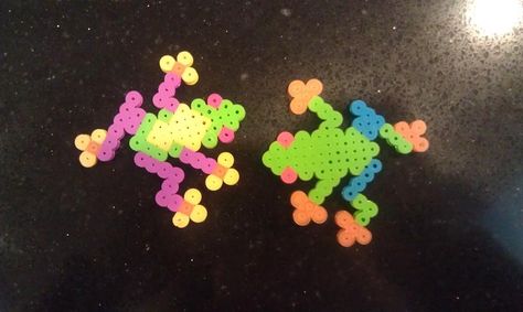 Lizard Perler Bead Patterns, Frog Perler Bead Pattern, Frog Perler Beads, Goblin Crafts, Aqua Beads Patterns Easy, Dit Gifts, Aqua Beads Patterns, Bead Kandi, Perler Earrings