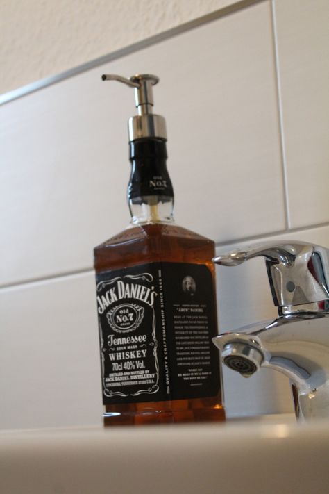 upcycling Whiskeyflasche Sifenspender DIY Jack Daniels Soap Dispenser Diy, Dispenser Diy, Bar Deco, Diy Porch, Jack Daniels Whiskey, Apartment Decor Inspiration, Summer Decorating, Room Makeover Inspiration, Jack Daniels