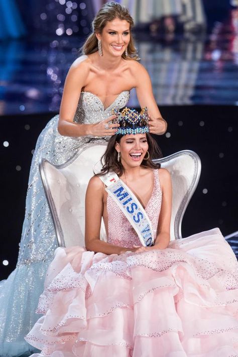 Miss World 2015 Mireia Lalaguna of Spain crowns Stephanie Del Valle during the pageant Pageant Tips, Miss Puerto Rico, Cute White Dress, Miss India, Girl Dress Patterns, Beauty Event, Beautiful Inside And Out, Miss World, Beauty Pageant