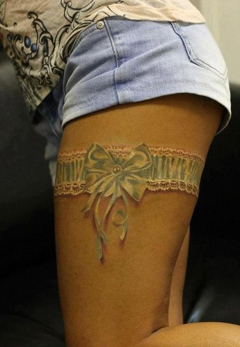 is it real ? Garter Belt Tattoo, Lace Garter Tattoos, Thigh Garter Tattoo, Tato 3d, Tatoo 3d, Henne Tattoo, Amazing 3d Tattoos, Garter Tattoo, Lace Tattoo Design