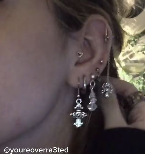 3 Earrings Piercing In A Row, Triple Lobe Piercing, Punk Piercings, Second Ear Piercing, Grunge Earrings, Y2k Earrings, Helix Piercing Jewelry, Cool Ear Piercings, Earrings Aesthetic