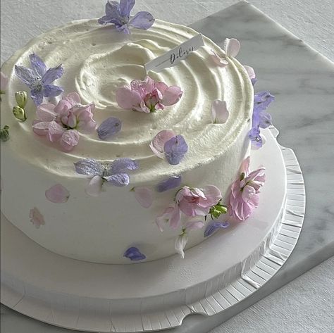 Simple Cake With Real Flowers, Real Flower Cake Design, Birthday Cake With Real Flowers, Real Flower Cake, Cake With Real Flowers, Cake Backdrops, Flower Cake Design, Spring Baking, Cake Templates