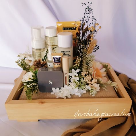 Box Hantaran Rustic, Seserahan Skincare, Seserahan Make Up, Gubahan Hantaran Tunang, Mahar Rustic, Makeup Gifts Basket, Cheap Bouquet, Hantaran Kahwin, Dulang Hantaran