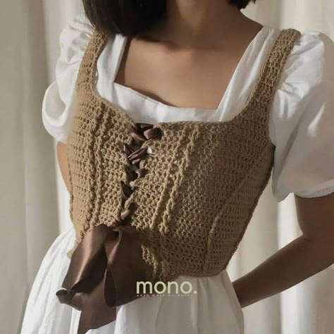 Mode Crochet, Crochet Tops Free Patterns, Crochet Summer Tops, Crochet Design Pattern, Crochet Clothing And Accessories, Crochet Clothes For Women, Crochet Fashion Patterns, Crochet Clothes Patterns, Crochet Top Pattern