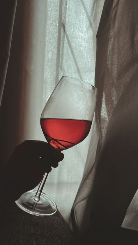 Cranberry juice - Wine glass 🤪 Wine Asthetic Picture, Drink Glasses Aesthetic, Wine Glass Wallpaper, Red Wine Snap, Drinking Wine Aesthetic, Wine Glass Asethic, Wine Snap, Glass Of Wine Wallpaper, Cranberry Juice Aesthetic