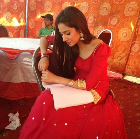 Mahira Khan on the set of Drama serial " Sadqay Tumhare ". Sadqay Tumhare, Mahira Khan Dresses, Best Actress Award, Mahira Khan, Old Dresses, Tv Actors, Pakistani Actress, Pakistani Outfits, Pakistani Fashion