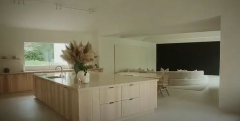 Kim Kardashian Shows House Post Kanye West Split Kim Kardashian Kitchen, Kardashian Kitchen, Kim K House, Kim Kardashian Home, Kim House, Calabasas Homes, Kardashian Home, Bedroom Sitting Room, Dream House Interior