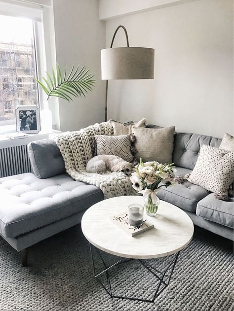 Lampe und Tisch Minimalist Dekor, Furnitur Ruang Keluarga, Grey Couches, Modern Minimalist Living Room, Decor Studio, Shaped Sofa, Trendy Living Rooms, Livingroom Layout, Living Room Decor Apartment