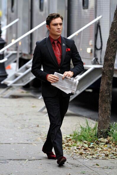 Chuck Bass. Chuck Bass Style, Chuck Bass Ed Westwick, Mode Gossip Girl, Estilo Gossip Girl, Black And Red Suit, Jenny Humphrey, Arizona Robbins, Nate Archibald, Chuck Blair