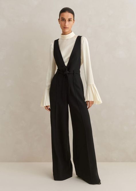 Layering Jumpsuit, Birthday Dinner Outfit Ideas, Elegant Birthday Dinner, Dinner Outfit Ideas, Jumpsuit Layering, Jumpsuit Belt, Birthday Dinner Outfit, Elegant Birthday, Dinner Outfit