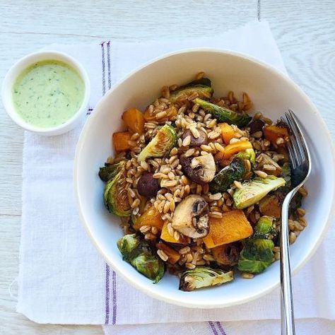 Best Roasted Fall Veggie Bowl with Green Tahini Sauce Recipe-How to Make Roasted Fall Veggie Bowl with Green Tahini Sauce-Delish.com Green Tahini Sauce, Veggie Bowl Recipe, Veggie Rice Bowl, Green Tahini, Roasted Fall Vegetables, Veggie Rice, Easy Fall Dinners, Autumn Recipes Vegetarian, Farro Salad