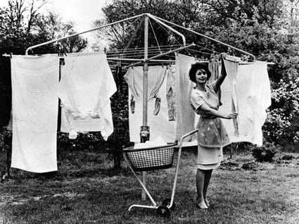 A housewife demonstrates the advantages of a Hills rotary clothes hoist Hills Hoist, Clothesline Pictures, Australian Icons, Childhood Memories 70s, Vintage Laundry, Design Installation, Washing Line, National Archives, History Photos