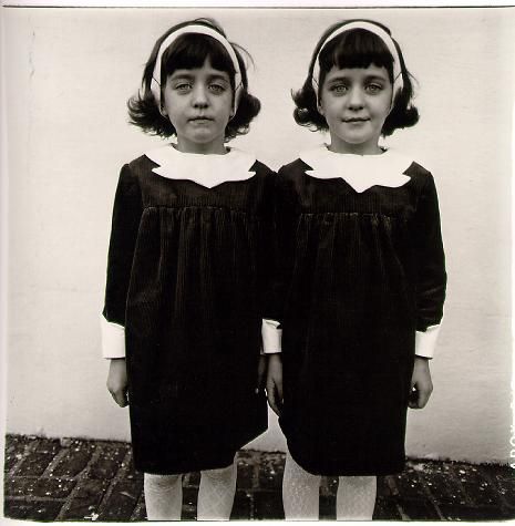 Diane Arbus. Identical twins, Roselle, New Jersey, 1967. Diana Arbus, Lee Friedlander, August Sander, Famous Portraits, Berenice Abbott, William Eggleston, Diane Arbus, Cindy Sherman, Vivian Maier