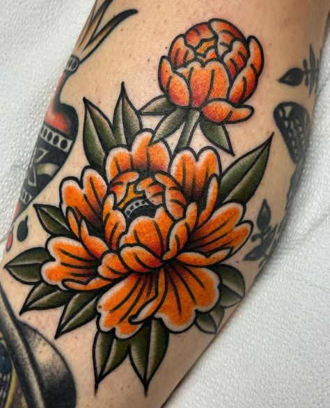 American Traditional Peony, Traditional Peony Tattoo, Traditional Peony, Marigold Tattoo, American Traditional Tattoo Ideas, Tattoos Matching, Chrysanthemum Tattoo, Traditional Tattoo Ideas, Peony Tattoo