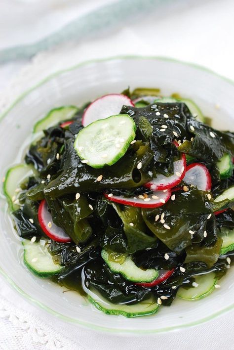 Miyeok muchim (seaweed salad) Korean Bapsang, Korean Salad, Wakame Salad, Koreansk Mad, Korean Food Side Dishes, Seaweed Recipes, Best Asian Recipes, Korean Kitchen, Korean Side Dishes