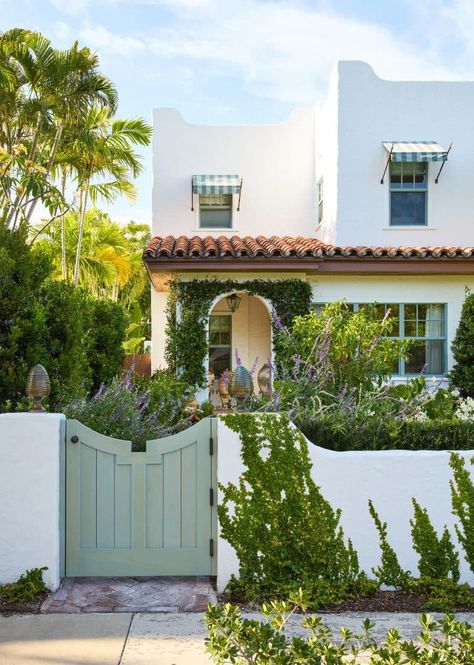 Tour Lewis Miller's Vintage-Filled Palm Beach Home – Frederic Magazine Mediterranean Front Fence, Palm Beach Exterior Home, Pacific Palisades Homes, Palm Beach Design, Green Stucco House, Spanish Beach House, Spanish Revival Exterior, Palm Beach Homes, Frederic Magazine